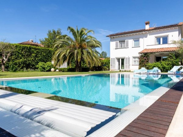 casa indipendente in vendita a Forte dei Marmi in zona Vittoria Apuana