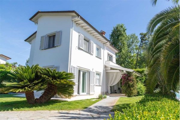 casa indipendente in vendita a Forte dei Marmi in zona Vittoria Apuana