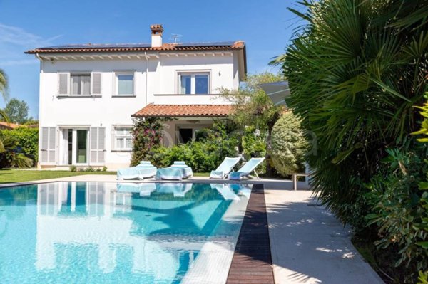 casa indipendente in vendita a Forte dei Marmi in zona Vittoria Apuana