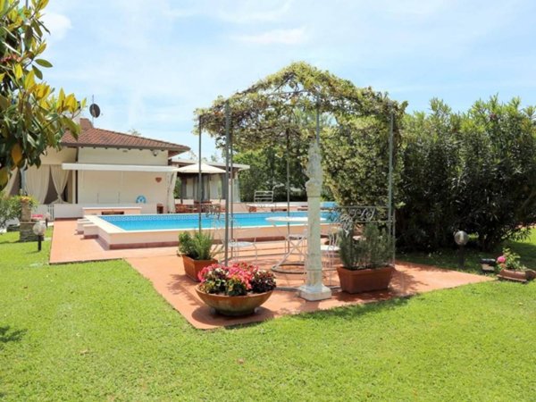 casa indipendente in vendita a Forte dei Marmi in zona Vaiana
