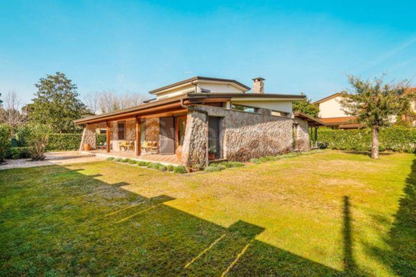 casa indipendente in vendita a Forte dei Marmi in zona Vittoria Apuana