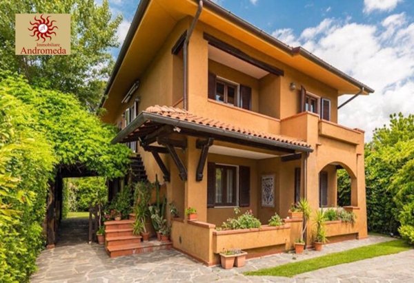 casa indipendente in vendita a Forte dei Marmi