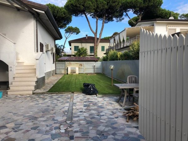 casa indipendente in vendita a Forte dei Marmi in zona Vittoria Apuana