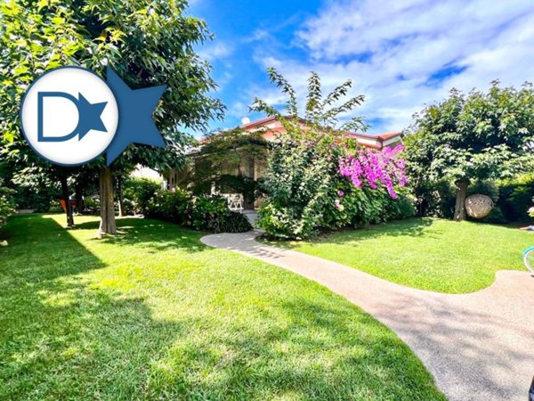 casa indipendente in vendita a Forte dei Marmi in zona Vittoria Apuana