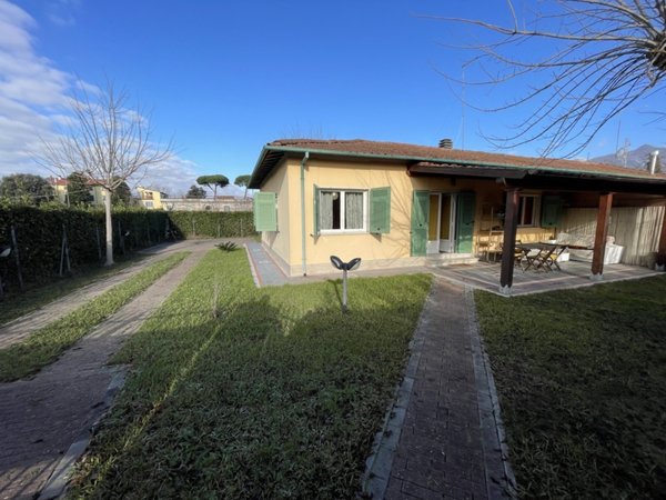 casa indipendente in vendita a Forte dei Marmi in zona Vittoria Apuana