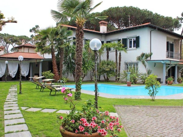 casa indipendente in vendita a Forte dei Marmi in zona Vittoria Apuana