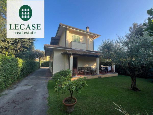 casa indipendente in vendita a Forte dei Marmi in zona Vittoria Apuana