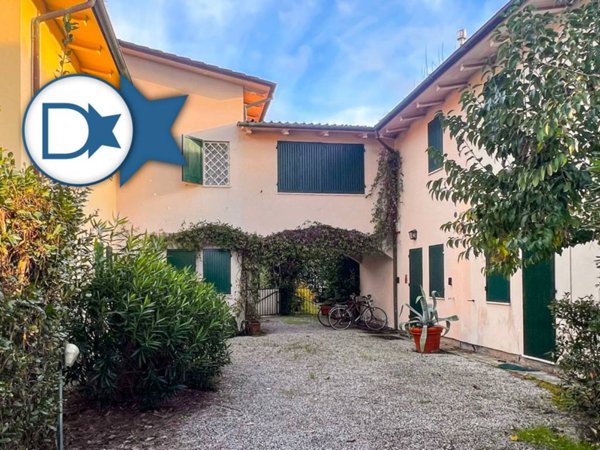 casa indipendente in vendita a Forte dei Marmi in zona Vittoria Apuana