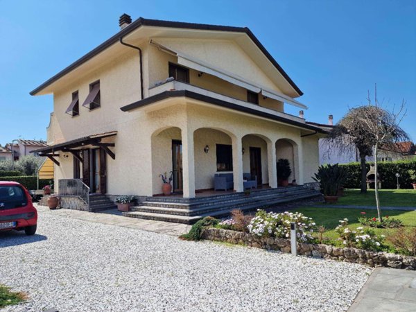 casa indipendente in vendita a Forte dei Marmi in zona Vaiana