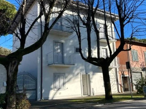 appartamento in vendita a Forte dei Marmi in zona Roma Imperiale