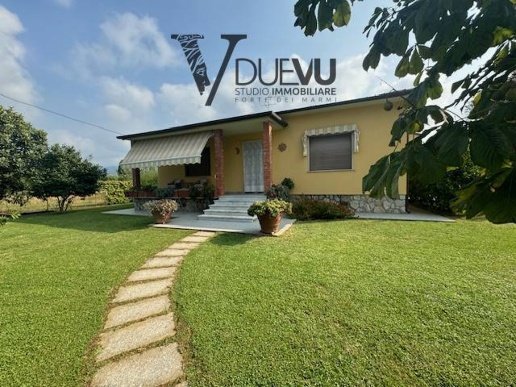 casa indipendente in vendita a Forte dei Marmi in zona Vaiana