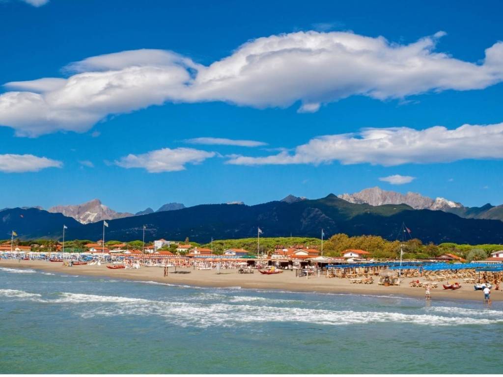 intera palazzina in vendita a Forte dei Marmi in zona Vittoria Apuana