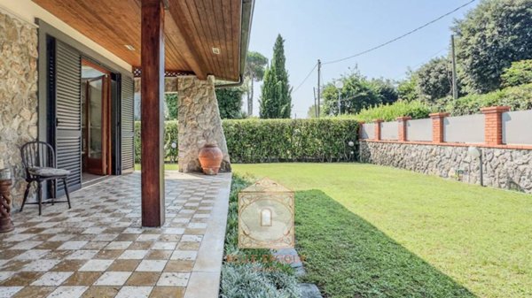 casa indipendente in vendita a Forte dei Marmi in zona Vittoria Apuana