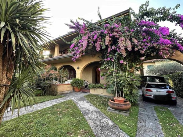 casa indipendente in vendita a Forte dei Marmi in zona Vittoria Apuana