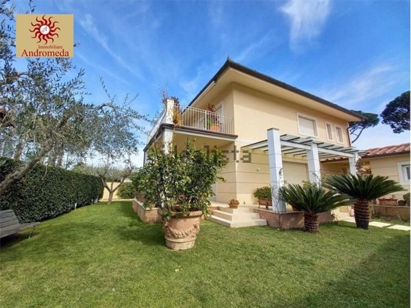 casa indipendente in vendita a Forte dei Marmi in zona Vittoria Apuana