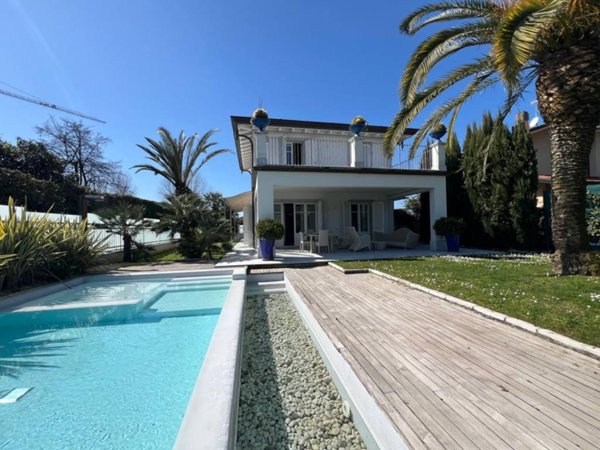 casa indipendente in vendita a Forte dei Marmi in zona Vittoria Apuana
