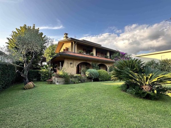 casa indipendente in vendita a Forte dei Marmi in zona Vittoria Apuana