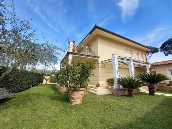 casa indipendente in vendita a Forte dei Marmi