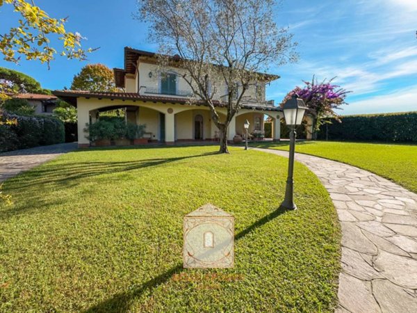 casa indipendente in vendita a Forte dei Marmi in zona Vittoria Apuana