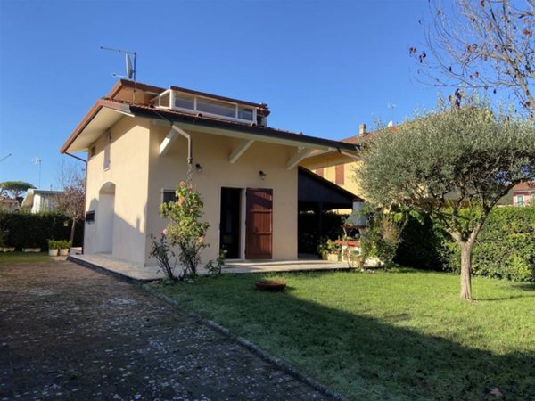 casa indipendente in vendita a Forte dei Marmi in zona Vittoria Apuana