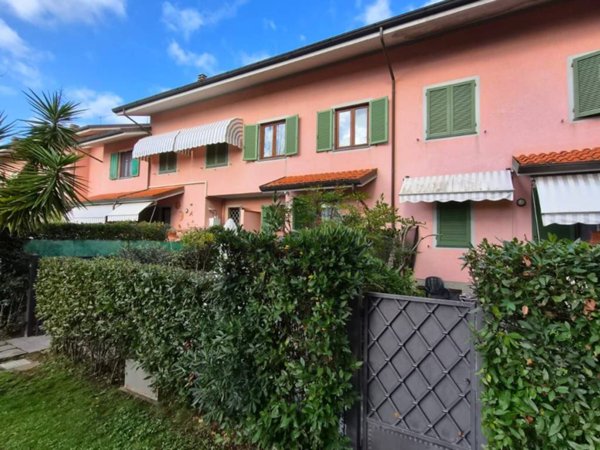 casa indipendente in vendita a Forte dei Marmi in zona Vittoria Apuana