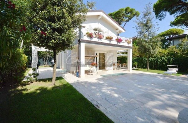 casa indipendente in vendita a Forte dei Marmi in zona Roma Imperiale