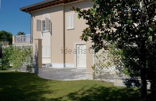 casa indipendente in vendita a Forte dei Marmi in zona Vittoria Apuana