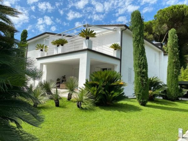 casa indipendente in vendita a Forte dei Marmi in zona Roma Imperiale