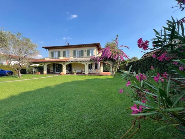 casa indipendente in vendita a Forte dei Marmi in zona Vittoria Apuana
