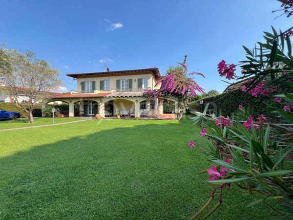 casa indipendente in vendita a Forte dei Marmi