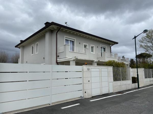 casa indipendente in vendita a Forte dei Marmi in zona Vittoria Apuana