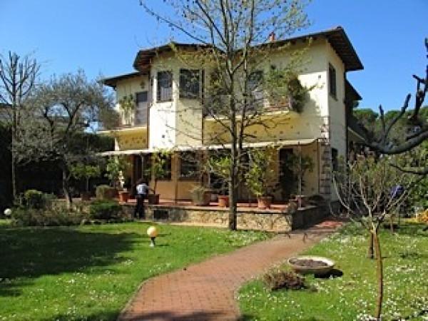 casa indipendente in vendita a Forte dei Marmi in zona Vittoria Apuana