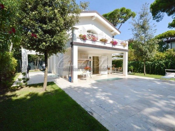 casa indipendente in vendita a Forte dei Marmi in zona Roma Imperiale