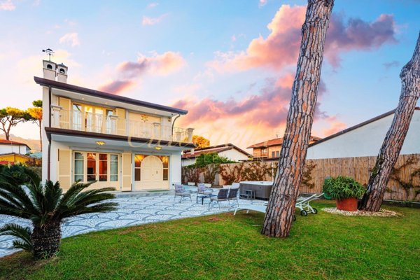casa indipendente in vendita a Forte dei Marmi in zona Vittoria Apuana