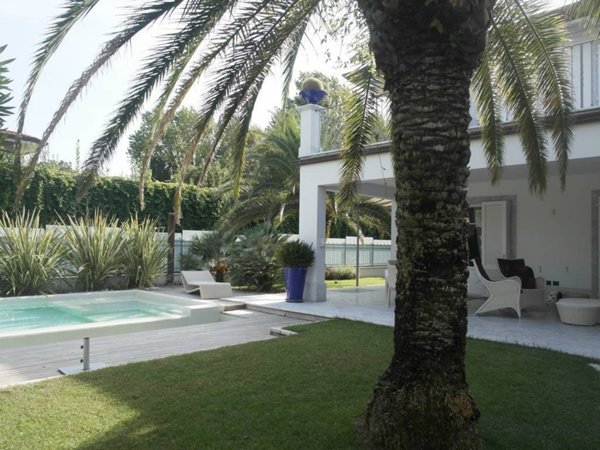 casa indipendente in vendita a Forte dei Marmi in zona Vittoria Apuana