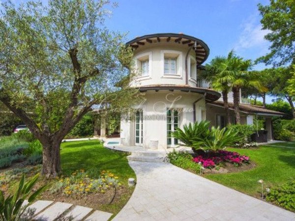 casa indipendente in vendita a Forte dei Marmi in zona Vittoria Apuana