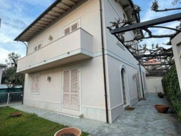 casa indipendente in vendita a Forte dei Marmi