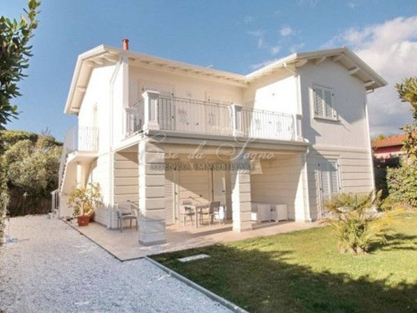 casa indipendente in vendita a Forte dei Marmi in zona Vittoria Apuana