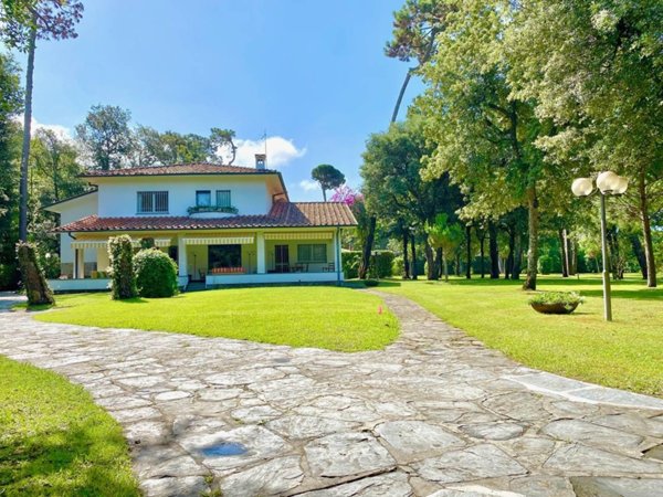 appartamento in vendita a Forte dei Marmi in zona Roma Imperiale