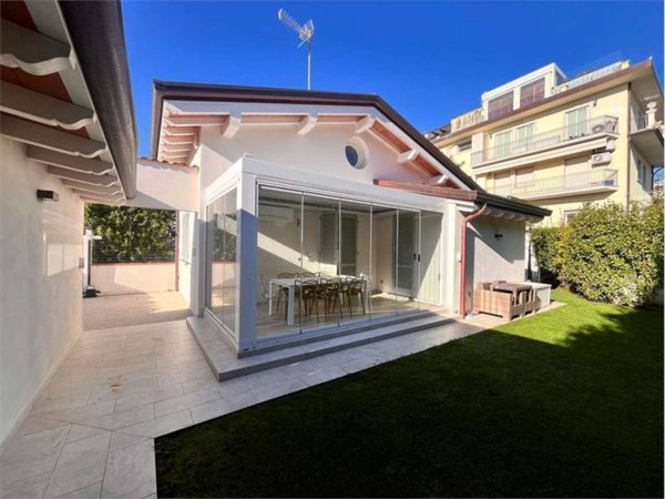 casa indipendente in vendita a Forte dei Marmi