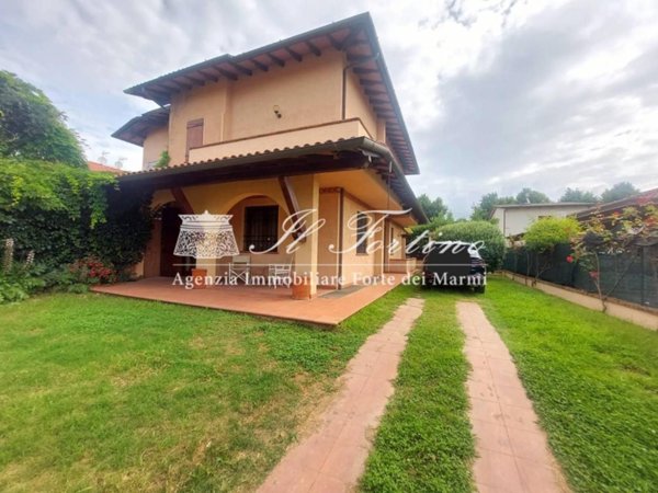 casa indipendente in vendita a Forte dei Marmi in zona Roma Imperiale