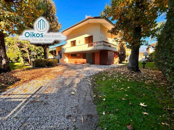 casa indipendente in vendita a Forte dei Marmi in zona Roma Imperiale