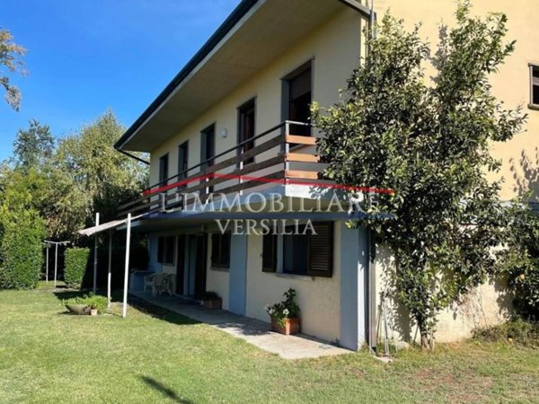 casa indipendente in vendita a Forte dei Marmi in zona Vittoria Apuana