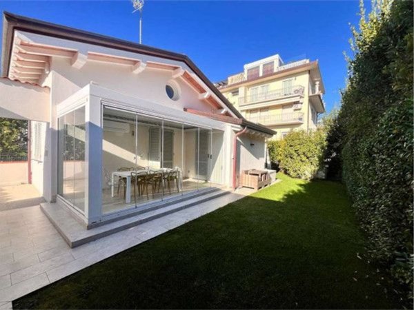 casa indipendente in vendita a Forte dei Marmi in zona Vittoria Apuana