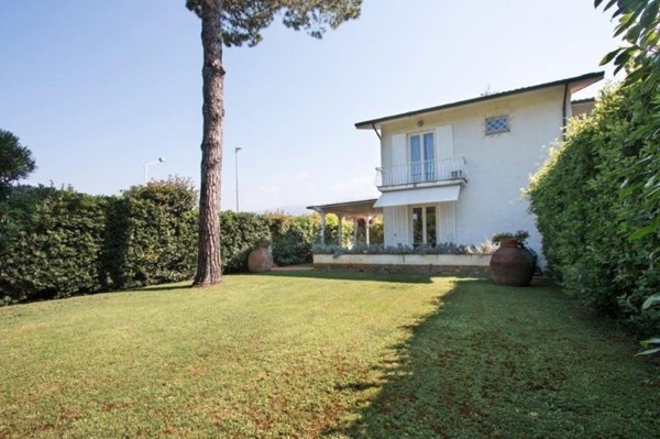 casa indipendente in vendita a Forte dei Marmi in zona Vittoria Apuana