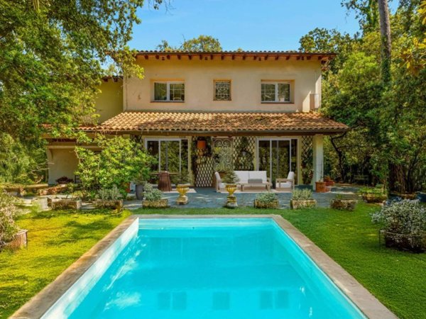 casa indipendente in vendita a Forte dei Marmi in zona Roma Imperiale