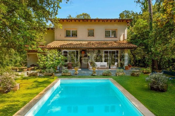 casa indipendente in vendita a Forte dei Marmi in zona Roma Imperiale