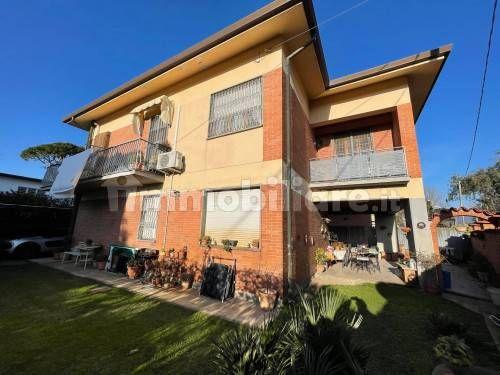 casa indipendente in vendita a Forte dei Marmi in zona Vittoria Apuana