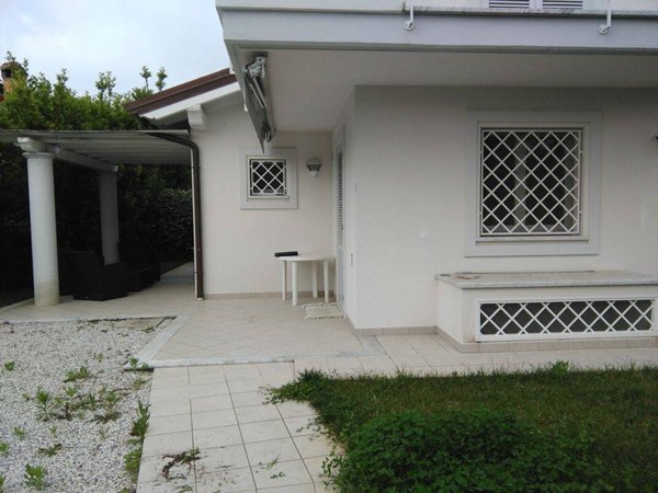 casa indipendente in vendita a Forte dei Marmi in zona Vittoria Apuana