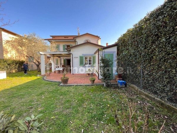 casa indipendente in vendita a Forte dei Marmi